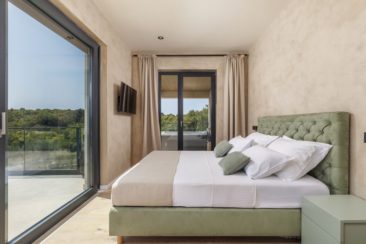 Double bedroom opening onto the terrace